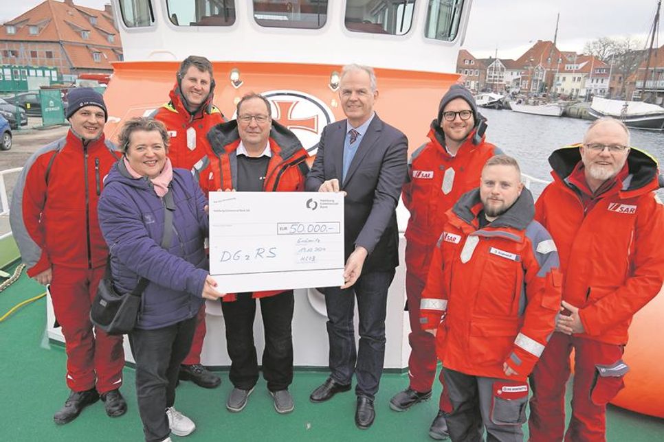 Spendenübergabe auf der „Felix Sand“ mit Steffi Buhtz sowie dem DGzRS-Team mit Knut Oldörp, Hendrik Claus, Kai Peter Fischer, Nicolaus Stadeler, Dirk Mennewisch, Dennis Angenendt und Markus Davids (v. lks.).