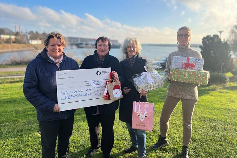Steffi Buhtz (v. lks.) überreichte die großzügige Spende sowie diverse Pakete der Wunschbaumaktion an Annette Schmitz, Nicole Thede und Wiebke Volger-Straßburger vom Verein Beistand am Lebensende.
