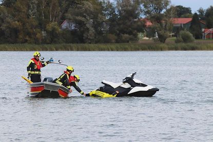 Auch ein entkräfteter JetSki-Fahrer wurde beim Workshop auf dem Hemmelsdorfer See ins Boot gerettet.