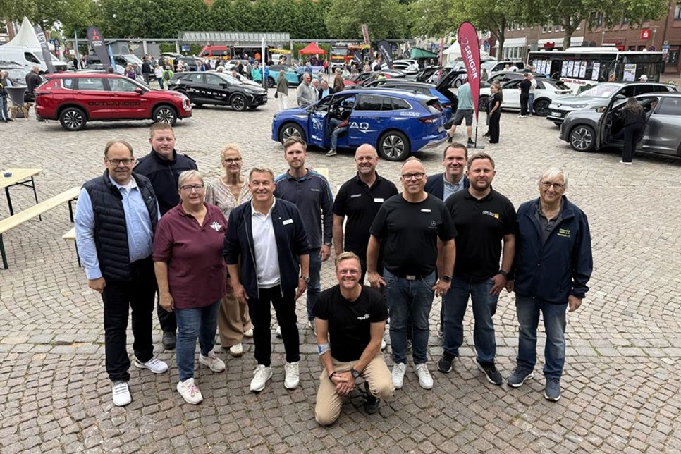 Die Organisatoren, Aussteller und Unterstützer der Neustädter Automeile freuten sich über zahlreiche Besucher auf dem Marktplatz.