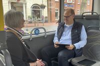 Bürgermeister Mirko Spieckermann bot seine Sprechstunde in einen barrierefreienLinienbus von Möller Reisen an.