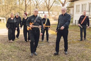 Am Samstag kehren „The Scamps“ zu ihren Wurzeln zurück und rocken am Ortmittelpunkt in Sereetz.