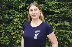 Referentin Katrin Matthes von der Organisation Whale and Dolphin Conversation in Hamburg hält den Vortrag in der Kinder-Uni Stockelsdorf.