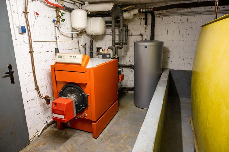 Funktionierende Heizkessel müssen in der Regel nicht ausgetauscht werden. Erneuerbare Energien lassen sich auch anders ins Haus einbinden, etwa über eine Solarthermie- oder PV-Anlage oder Holz-Kaminöfen. Foto: DJD/Bauherren-Schutzbund/Daniel Beckemeier - stock.adobe.com