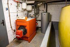 Funktionierende Heizkessel müssen in der Regel nicht ausgetauscht werden. Erneuerbare Energien lassen sich auch anders ins Haus einbinden, etwa über eine Solarthermie- oder PV-Anlage oder Holz-Kaminöfen. Foto: DJD/Bauherren-Schutzbund/Daniel Beckemeier - stock.adobe.com