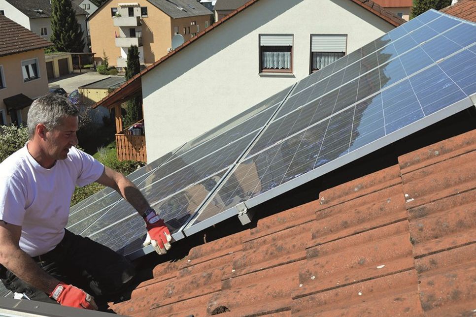 Der qualifizierte Dachdecker prüft die Befestigungen der Solarmodule und begutachtet die Unterkonstruktion im Rahmen des DachChecks. Foto: HF Redaktion/akz-o
