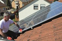 Der qualifizierte Dachdecker prüft die Befestigungen der Solarmodule und begutachtet die Unterkonstruktion im Rahmen des DachChecks. Foto: HF Redaktion/akz-o