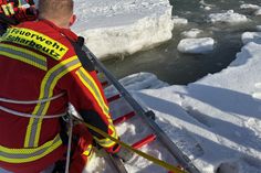 Die Feuerwehr musste zwei Personen von einer Eisscholle retten.