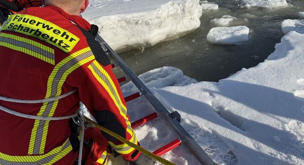Die Feuerwehr musste zwei Personen von einer Eisscholle retten.
