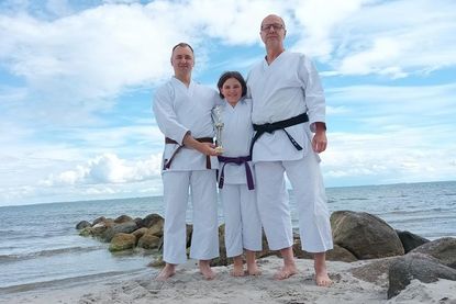 André Klein (DJKB-Trainer), Inga Lotta Krämer (Deutsche Vizemeisterin U12), Jens Grunwald Sensei (Dojoleiter Itosu Neustadt) (v. lks.).