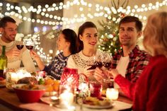 Mit Kollegen, Freunden oder der Familie kann man das Jahr stimmungsvoll bei gutem Essen und Wein auf einer Weihnachtsfeier ausklingen lassen.