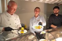 Mit einem Lächeln serviert: Die Restaurantteams präsentierten ihre „Grömitz genießt“-Gerichte an den Genussstationen.