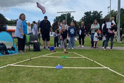 Beliebt war auch das Weitwerfen mit dem Gummistiefel.