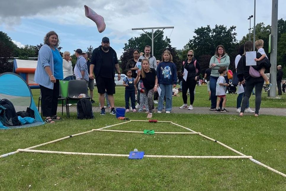 Beliebt war auch das Weitwerfen mit dem Gummistiefel.