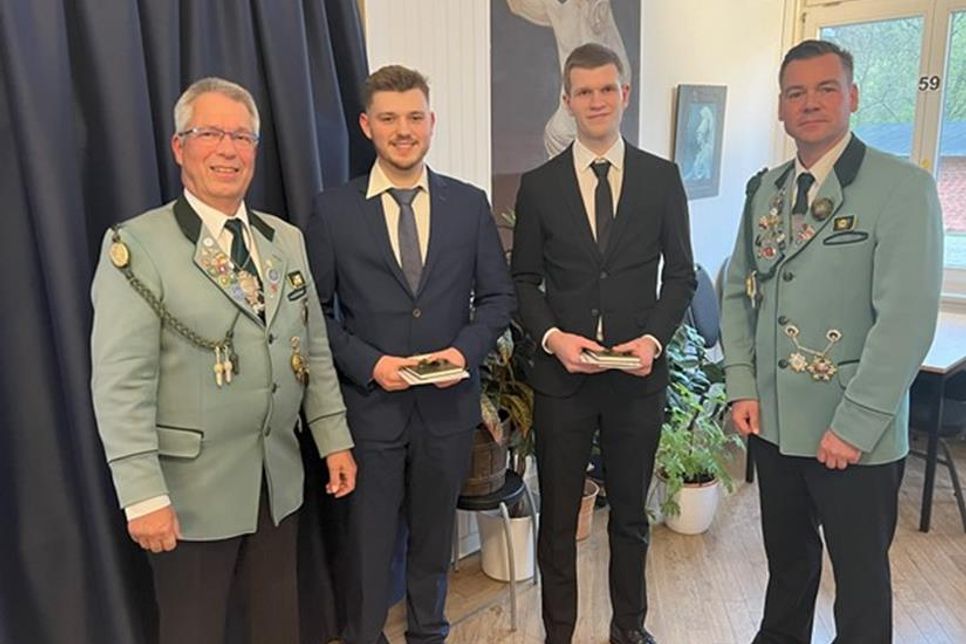 Begrüßung der Neumitglieder: Ältermann Dr. Ralf Stolley, Rekrut Thomas Strobel, Rekrut Alex Hansmann und 2. Ältermann Nils Hilbert (v. lks.).