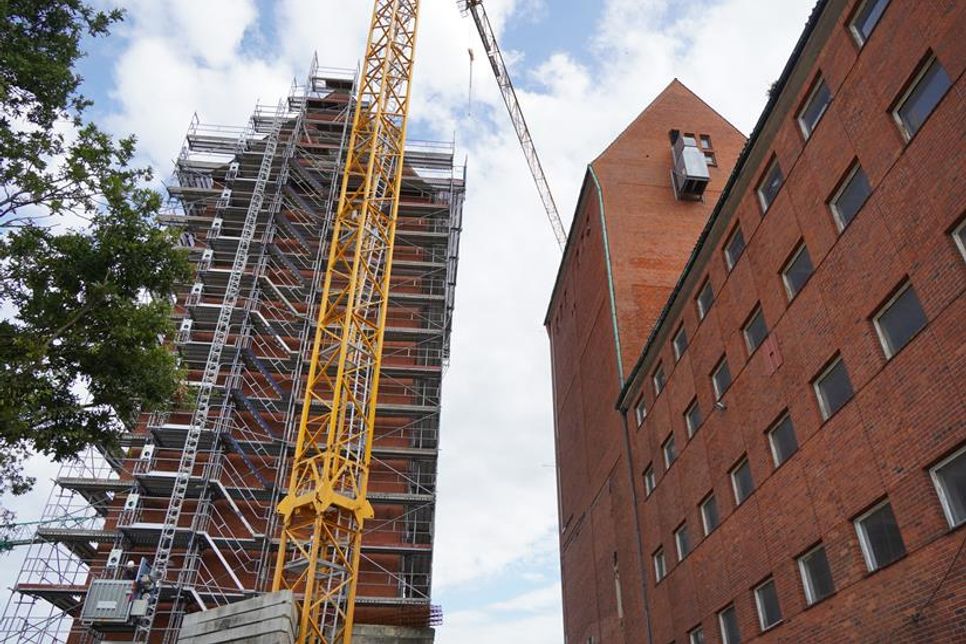 Der Nordturm ist bereits eingerüstet und startklar für den Umbau.