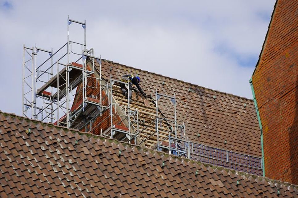 Die Dächer des Speichers sind marode, werden abgerissen und später wieder aufgebaut.