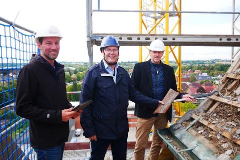 Arne Pawlowski, Mike Hemmerich und Hayung Köhler (v. lks.) nahmen gemeinsam die ersten Dachziegel am Nordturm ab.