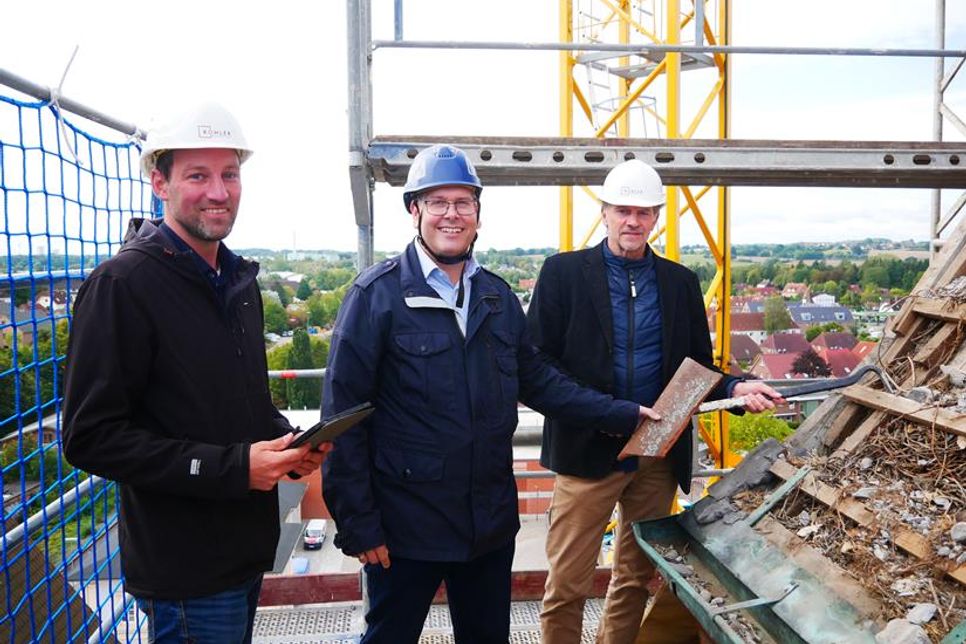 Arne Pawlowski, Mike Hemmerich und Hayung Köhler (v. lks.) nahmen gemeinsam die ersten Dachziegel am Nordturm ab.