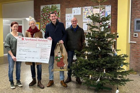 Melanie Melzer, 1. Vorsitzende des Schulvereins, Doris Cwiertnia-Jürs, Schulleiterin, Johann Stamer, Tim Voß, Weihnachtsbäume Zarnekau (v. lks.).