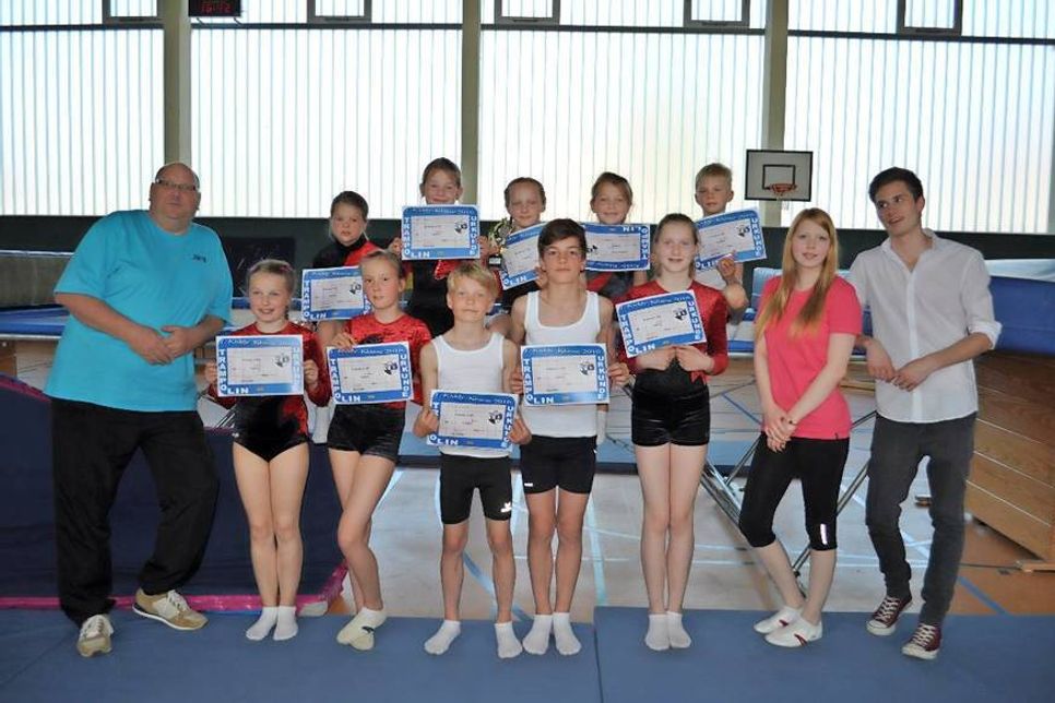 Pia Feline Loors, Hilke Robbel, Lilli Hamer, Kendra Lochmüller und Lenn Steffien (hinten v. lks.), Jörg Henkel, Trainer, Melina Schmidt, Sophie Westphal, Mitja Lochmüller, Kjel Lochmüller, Leonie Buscher, Eileen Henkel, Trainerin, Marlon Sigg (Trainer) (vorne v. lks.).