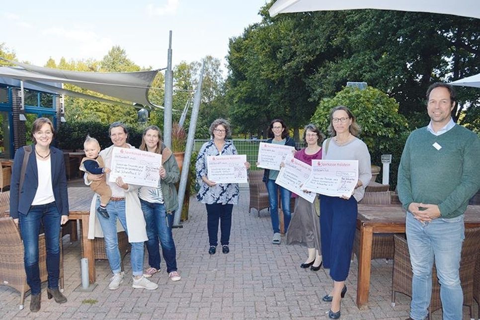 Freuten sich über die Geldspenden, die Asklepios-Geschäftsführer Stefan Meiser jetzt im Namen der Klinik-Belegschaft übergab: Corinna Ollech (v.l.), Julia Boy und Sabrina Preuß (alle Grundschule Bad Schwartau), Katrin Poff (ESG), Franziska Scheel (Grundschule Cleverbrück), Christine Kasten (GaM) sowie Marianne Gutezeit (Leibniz-Gymnasium).