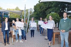 Freuten sich über die Geldspenden, die Asklepios-Geschäftsführer Stefan Meiser jetzt im Namen der Klinik-Belegschaft übergab: Corinna Ollech (v.l.), Julia Boy und Sabrina Preuß (alle Grundschule Bad Schwartau), Katrin Poff (ESG), Franziska Scheel (Grundschule Cleverbrück), Christine Kasten (GaM) sowie Marianne Gutezeit (Leibniz-Gymnasium).
