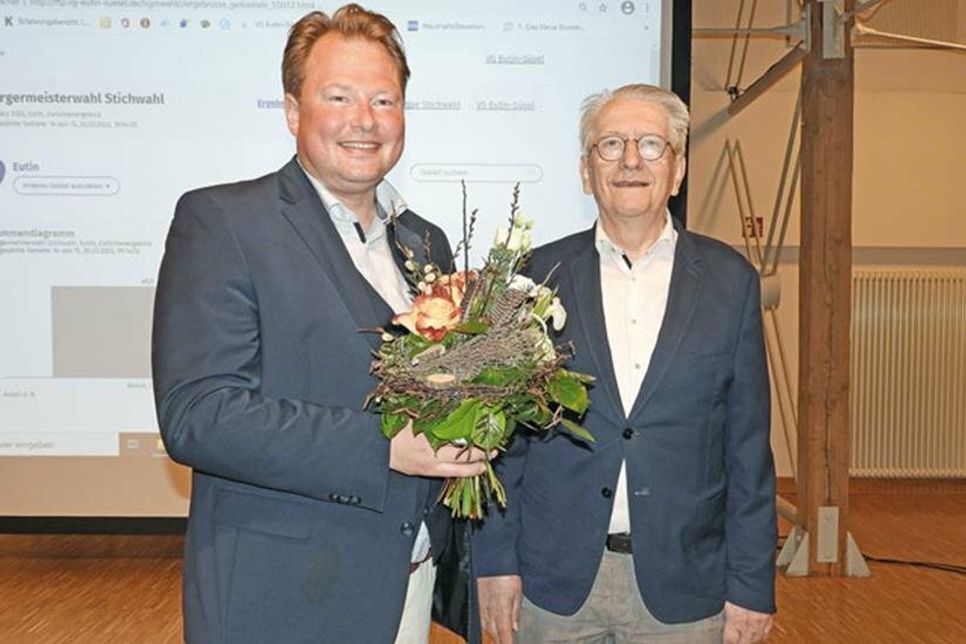 Er geht als Gewinner aus der Stichwahl hervor und damit ist Christoph Gehl (SPD) ab dem 1. August 2022 als Eutiner Verwaltungschef für die Geschicke der Stadt wesentlich mitverantwortlich. Bürgervorsteher Dieter Holst (CDU, re.) gratulierte am Sonntagabend in der Opernscheune. Für Amtsinhaber Carsten Behnk endet damit nach sechs Jahren die Zeit als Bürgermeister in Eutin.