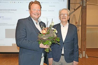 Er geht als Gewinner aus der Stichwahl hervor und damit ist Christoph Gehl (SPD) ab dem 1. August 2022 als Eutiner Verwaltungschef für die Geschicke der Stadt wesentlich mitverantwortlich. Bürgervorsteher Dieter Holst (CDU, re.) gratulierte am Sonntagabend in der Opernscheune. Für Amtsinhaber Carsten Behnk endet damit nach sechs Jahren die Zeit als Bürgermeister in Eutin.