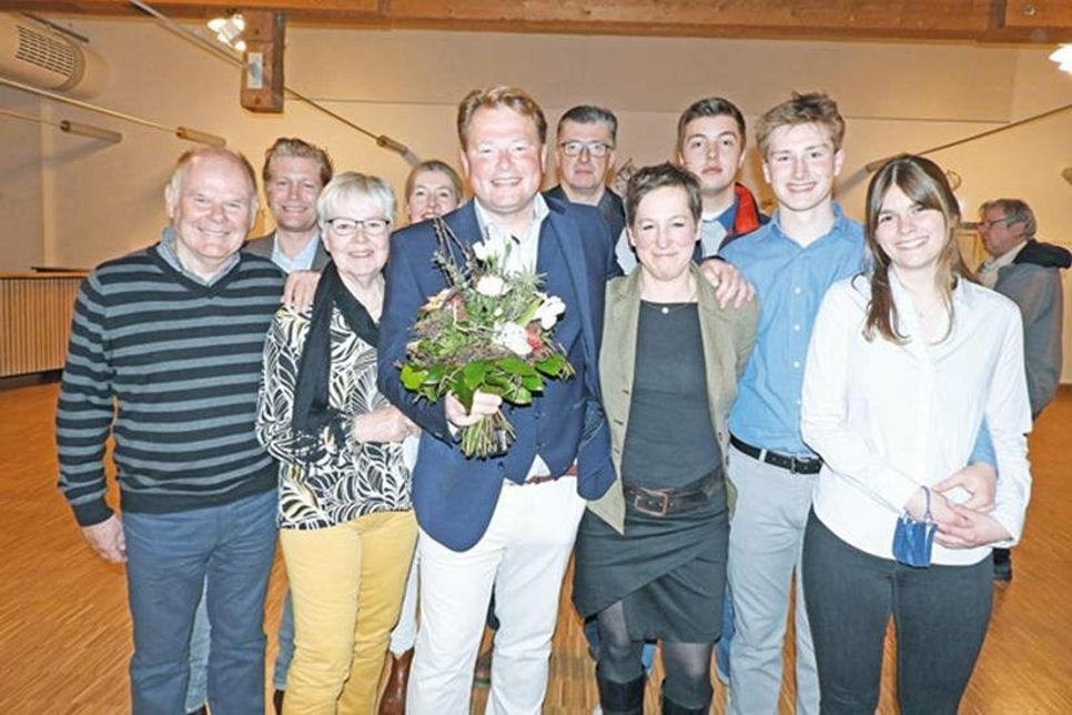 Er ist der neue Bürgermeister: Christoph Gehl (Mitte) mit seiner Partnerin Lisa Lüken, Mutter Angelika und Familie und Freunden.