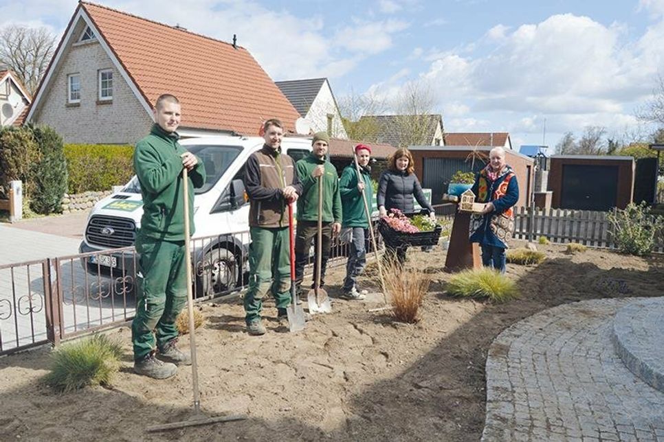 Im Beisein von Stockelsdorfs Bürgermeisterin Julia Samtleben (2.v.r.) freut sich Martina Klein (r.) über die Umgestaltung ihres Vorgartens durch Dominic Wulf (v.l.), Robert Preis, Paul Talaga und Sabine Watzinger von der „Gärtnerei Hinze“ aus Lübeck.