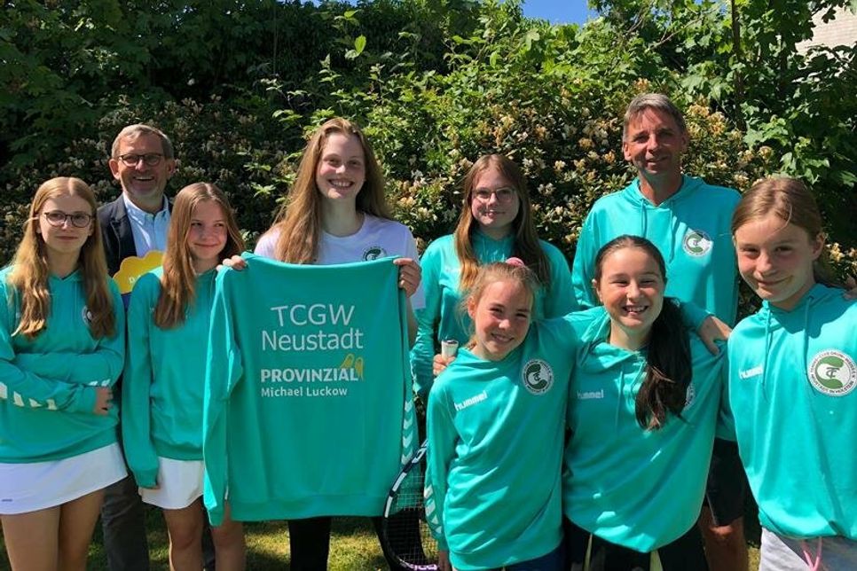 Die Jugendsparte des TC Grün-Weiß Neustadt bedankt sich bei Michael Luckow von der Provinzial Versicherung (2. v. lks.) für die Team-Hoodies.