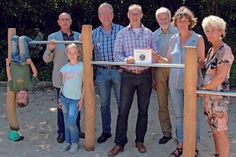 Dr. Wolfgang Escher (Charity-Beauftragter), Ralf Scherbarth (Kiwanis Mitglied), Claus Voß (Präsident Kiwanis), Rainer Kahns (Landschaftsarchitekt), Andrea Grebien (Lehrerin und Umweltbeauftragte) und Bettina Kardell (Außenstellenleiterin der Gustav-Peters-Schule) stehen stolz beim Resultat ihrer gemeinsamen Bemühungen.