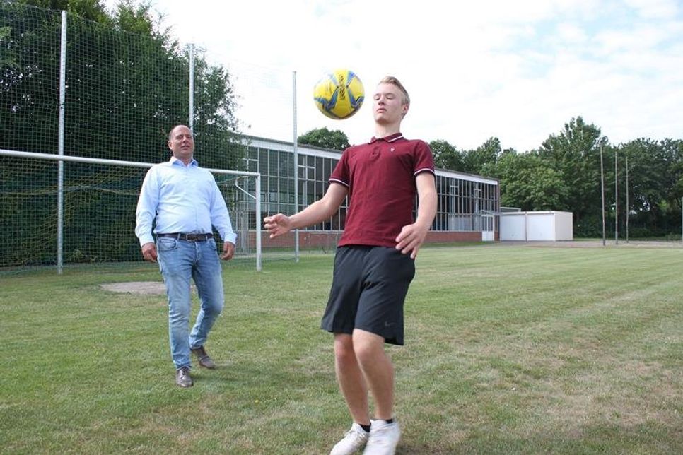 Louis Enke (re.), 16 Jahre alt und 2010 selbst an Krebs erkrankt, wird die Gastro Kicker als Kapitän aufs Spielfeld führen. Vater und Cheforganisator Mike Enke (lks.) freut sich ebenfalls auf ein tolles Fußballfest.
