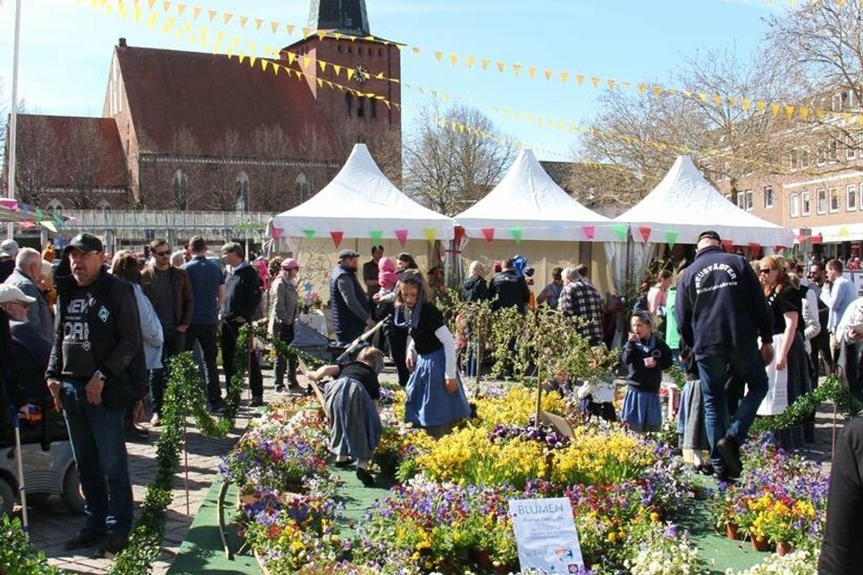 Buntes Treiben auf dem Markt.