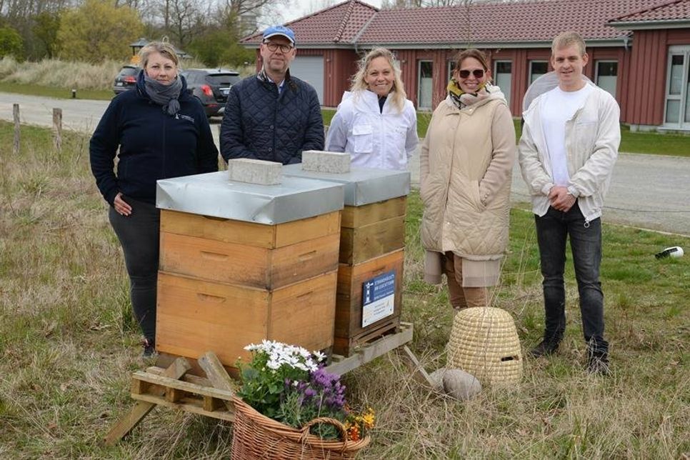 Anne-Catrin Schröder (lks.) vom Housekeeping hat sich besonders für den Einzug der Bienen stark gemacht und konnte Christian und Ellen Schwerin mit Dani Zastrow (Mi.) und Björn Schumann (re.) von „Place4Bees“ zusammenbringen.