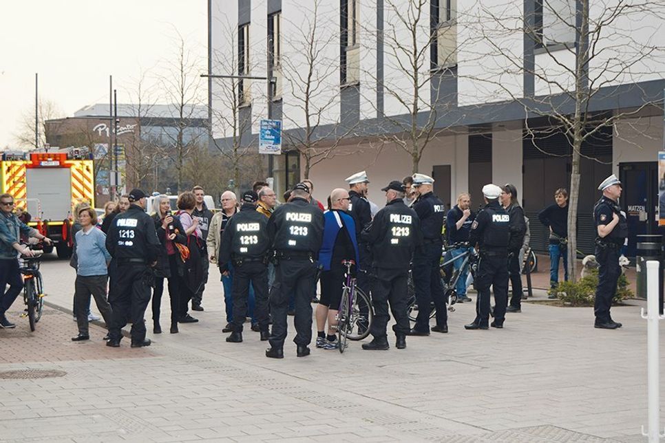 Einsatzkräfte der Polizei schotteten die Protestierenden von der Veranstaltung ab.