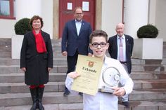 In kleiner Runde wurde Bálint Köszegváry geehrt: Ausschussvorsitzende Beatrix Spiegel, Bürgermeister Mirko Spieckermann  (hi. Mi.) und Bürgervorsteher Sönke Sela freuten sich, die Urkunde persönlich übergeben zu können.