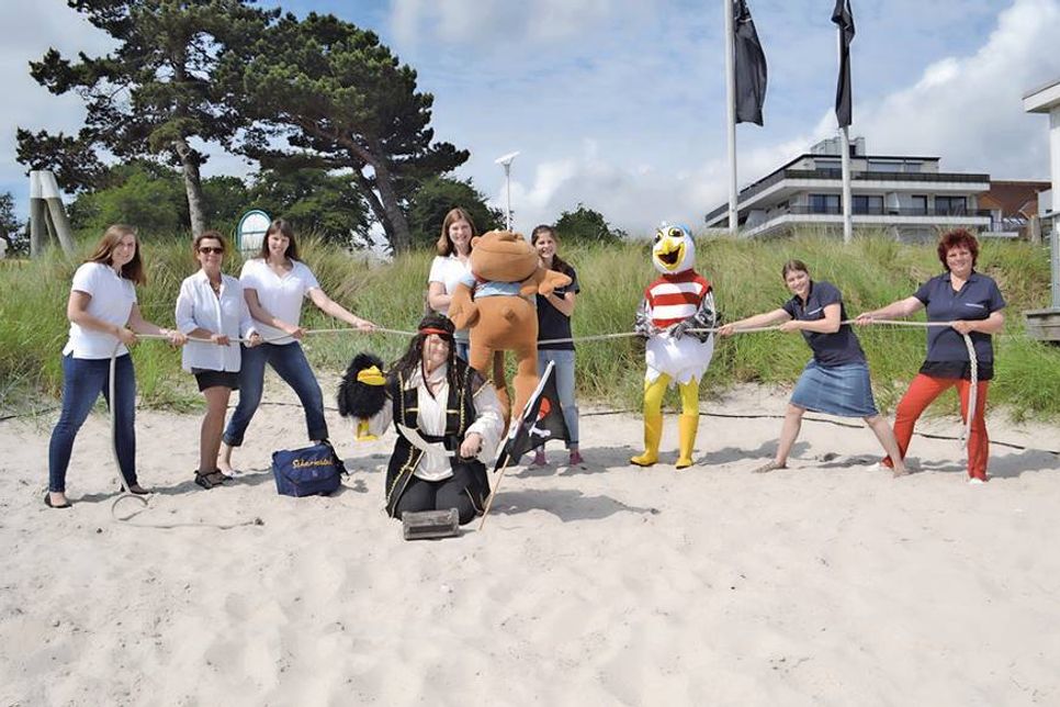 Die Kinderanimateure der Tourismus-Agentur Lübecker Bucht freuen sich mit Möwe Meier und Käpt’n Kapeister auf einen tollen Sommer mit vielen Kids, die das Kinderprogramm nutzen. (Foto: René Kleinschmidt)