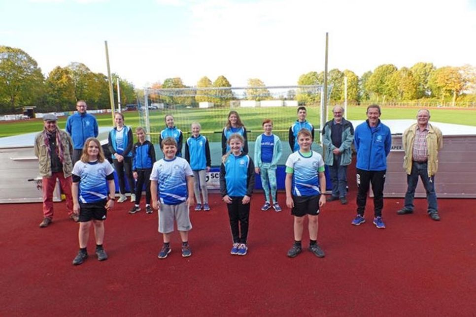 Die jungen Malenter LeichtathletInnen, die Trainer und die Vereinsspitze des TSV Malente freuen sich über die neue, hochwertige Hochsprung-Anlage.