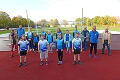 Die jungen Malenter LeichtathletInnen, die Trainer und die Vereinsspitze des TSV Malente freuen sich über die neue, hochwertige Hochsprung-Anlage.