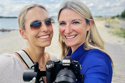 Für ihre 3. Sommertour haben unsere reporter-Podcasterinnen Gesche Muchow (re.) und Kristina Kolbe nicht nur ihr Mikrofon, sondern auch eine Video-Kamera eingepackt.