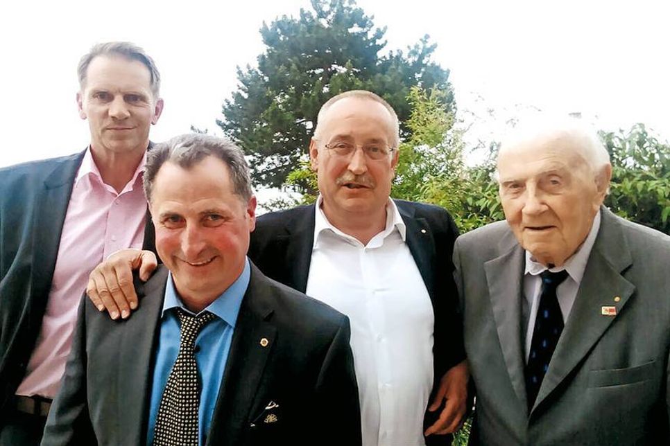 Vize-Präsident Hayung Köhler (von links) zusammen mit Präsident Jan Wienke, Past-Präsident Matthias Benkstein und Gründungspräsident Gerhard Ehrke. (Foto: Jürgen Wecke)