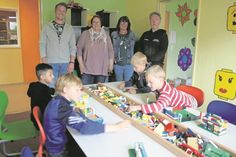 Spielende Kinder am Lego-Tisch. Im Hintergrund stellvertretender Schulleiter Matthias Thomas, 1. Vorsitzende Förderverein Nicole Paustian, Insel-Leitung Christel Albrecht und Sponsor Stefan Rüsch (v. lks.).