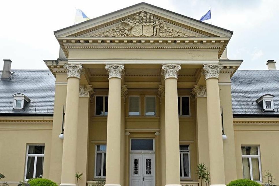 Architektur nach antikem Vorbild: das neoklassizistische Portal.