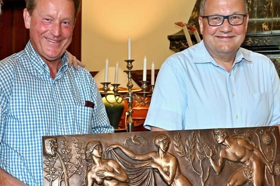 Dr. Norbert Langfeldt vom Förderverein Bürgerschloss Bredeneek und Kuratoriumsvorsitzender Dr. Oliver Winzer von der Treuhandstiftung Bürgergesellschaft und Kulturgut präsentieren das Relief für den Marmorkamin im Schloss Bredeneek.