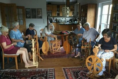 Der „Spinnkreis am Bungsberg“ wird am 30. Juli im Dorf- und Schulmuseum Schönwalde beim Aktionstag „Vom Schaf zur Wolle“ das Spinnen mit Handspindel und Spinnrad präsentieren.