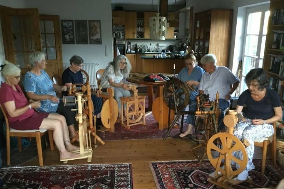Der „Spinnkreis am Bungsberg“ wird am 30. Juli im Dorf- und Schulmuseum Schönwalde beim Aktionstag „Vom Schaf zur Wolle“ das Spinnen mit Handspindel und Spinnrad präsentieren.