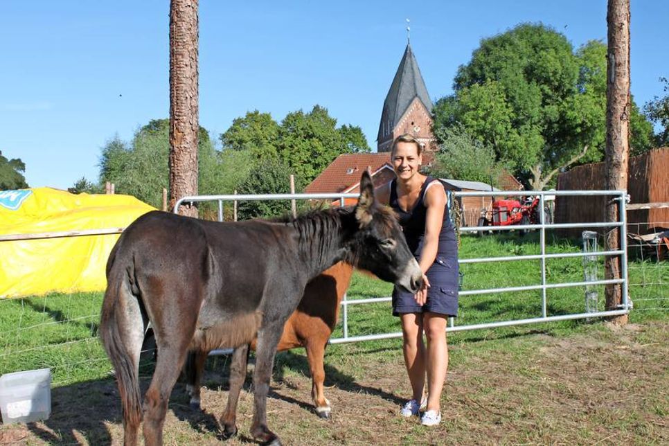 Janett Würrer mit Mini-Esel und Mini-Shetlandpony.