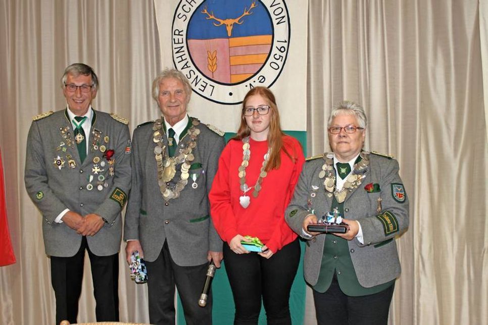 1. Ältermann Lothar Zeikowsky, Schützenkönig und 2. Ältermann Helmut Groß, Jugendkönigin Ann-Christin Keppeler und Vizekönigin Christel Kutschke (v. lks.).
